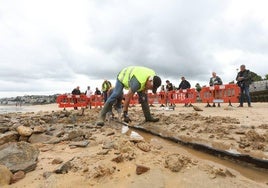 Un equipo de especialistas ha comenzado esta mañana los primeros trabajos para documentar, registrar e identificar los restos del pecio en Ondarreta.