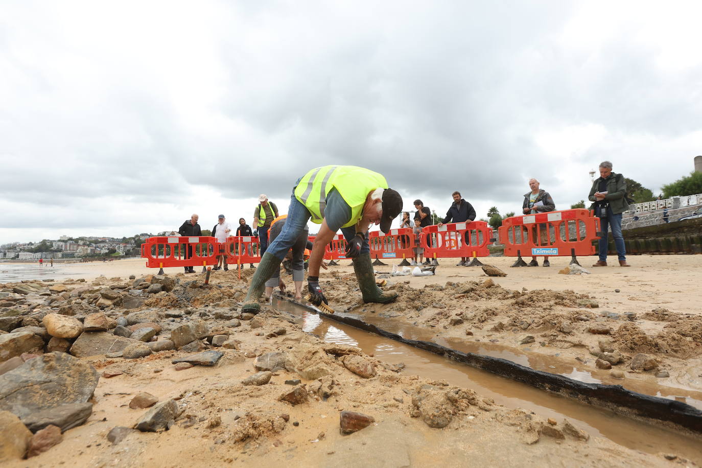 Las mejores imágenes del casco de un barco que ha aparecido en Ondarreta