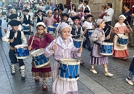 Los más txikis, que abrirán las fiestas el día 21, arrancan hoy en Eltzia sus ensayos con tambores y barriles.