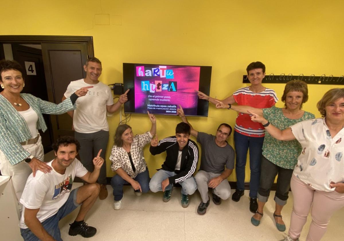 Representantes municipales y el profesorado del centro ayer en la presentación del nuevo curso, que arrancará el 23 de septiembre.