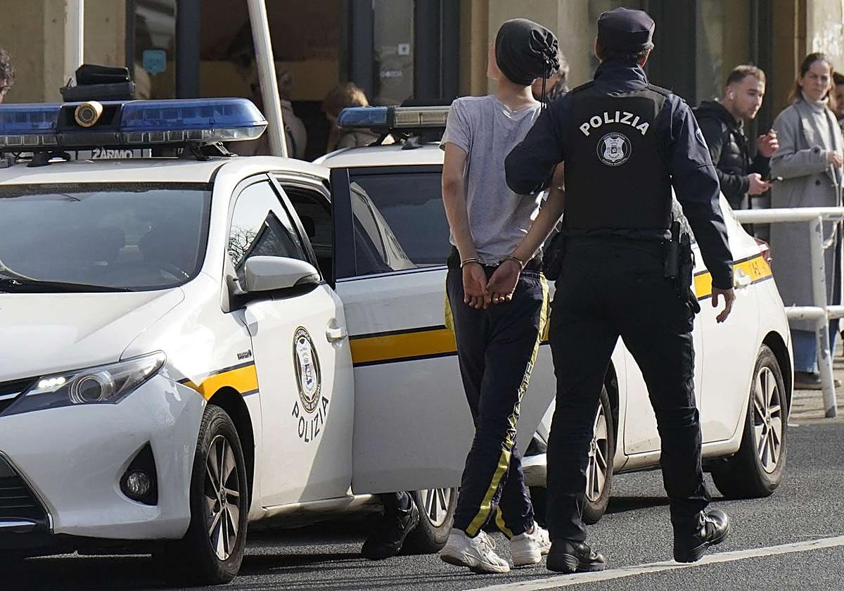Un joven es detenido por la Guardia Municipal de San Sebastián, en una imagen de archivo.
