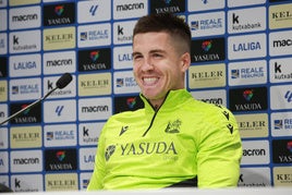 Igor Zubeldia, sonriente en la sala de prensa de Zubieta