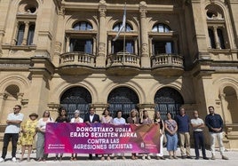 Concentración frente al Ayuntamiento de Donostia por la última agresión sexista cometida durante la Semana Grande