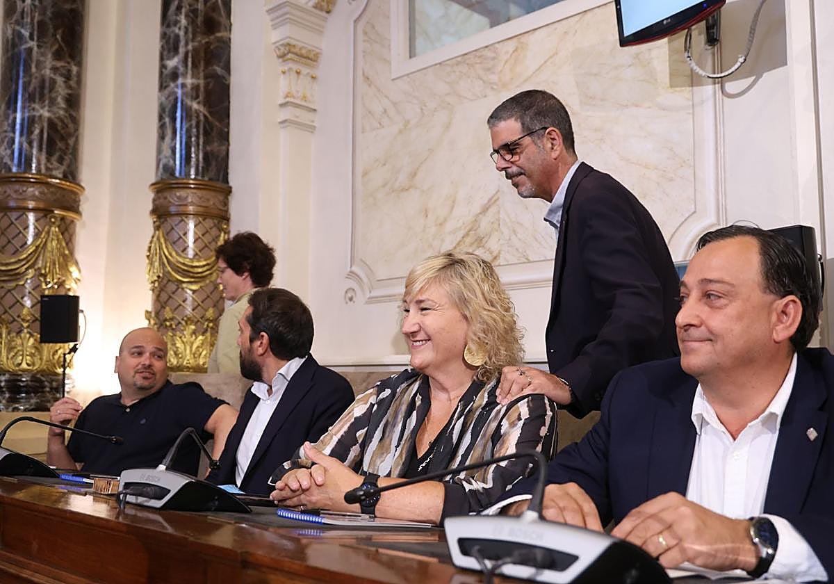 El alcalde Eneko Goia saludó a Cristina Lagé antes de que diera inicio el Pleno extraordinario del jueves.