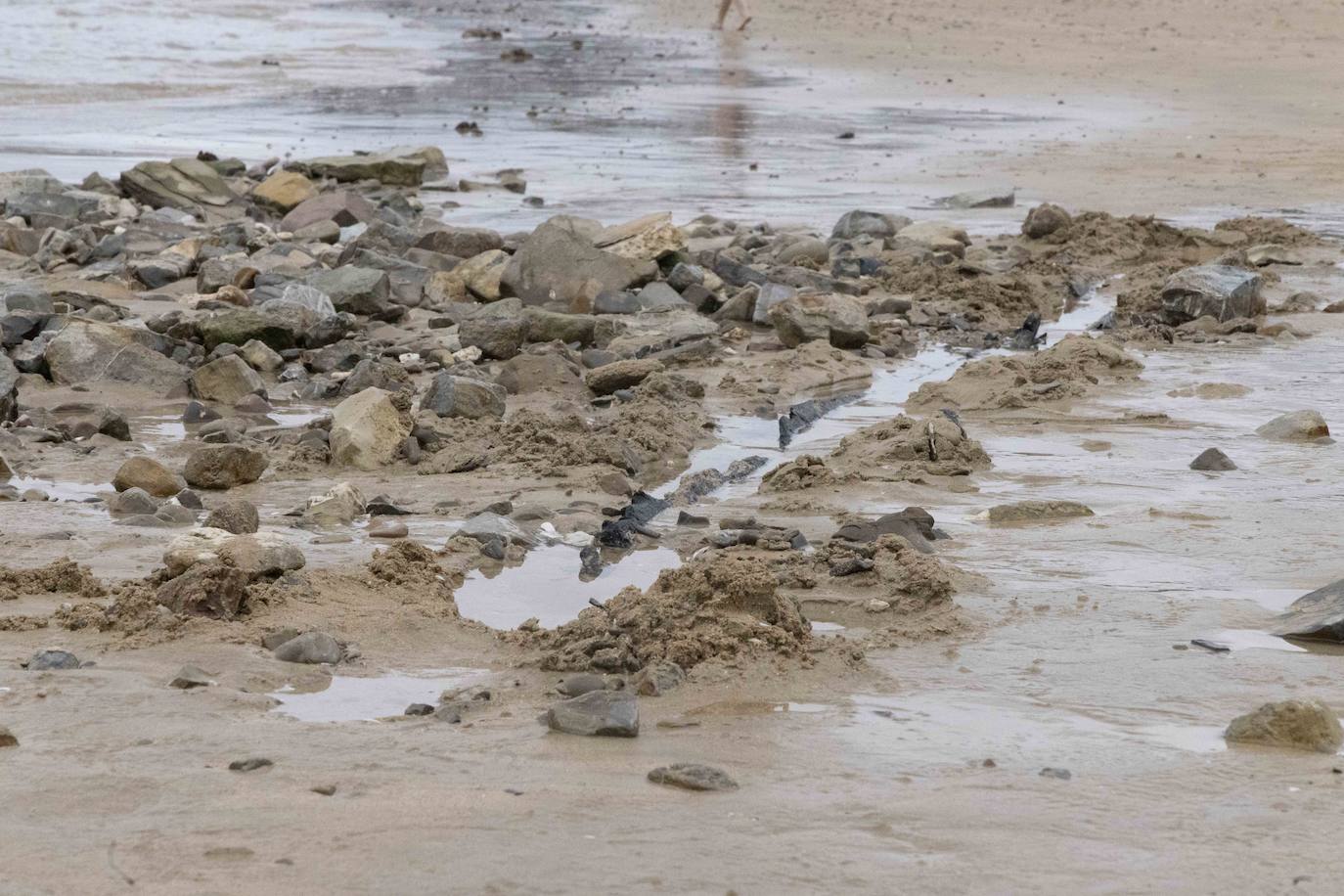 Las mejores imágenes del casco de un barco que ha aparecido en Ondarreta