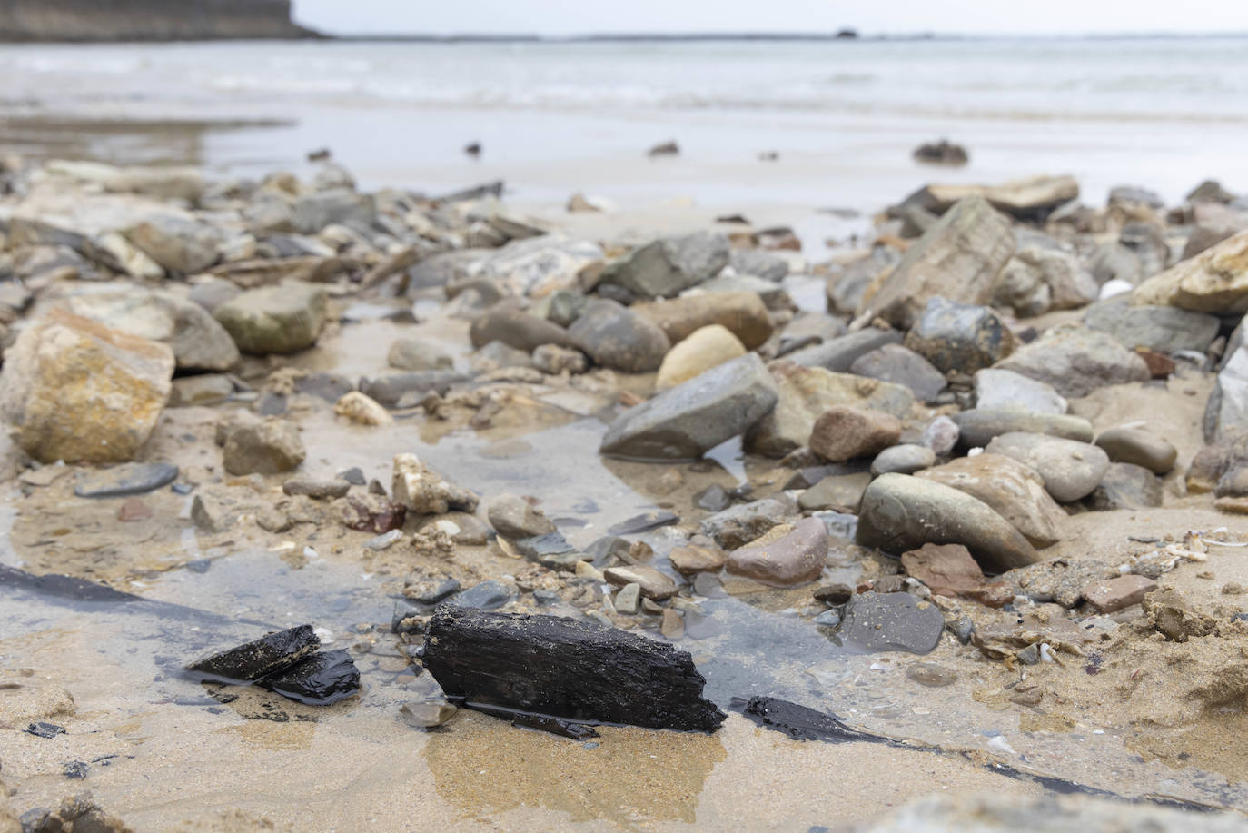 Las mejores imágenes del casco de un barco que ha aparecido en Ondarreta