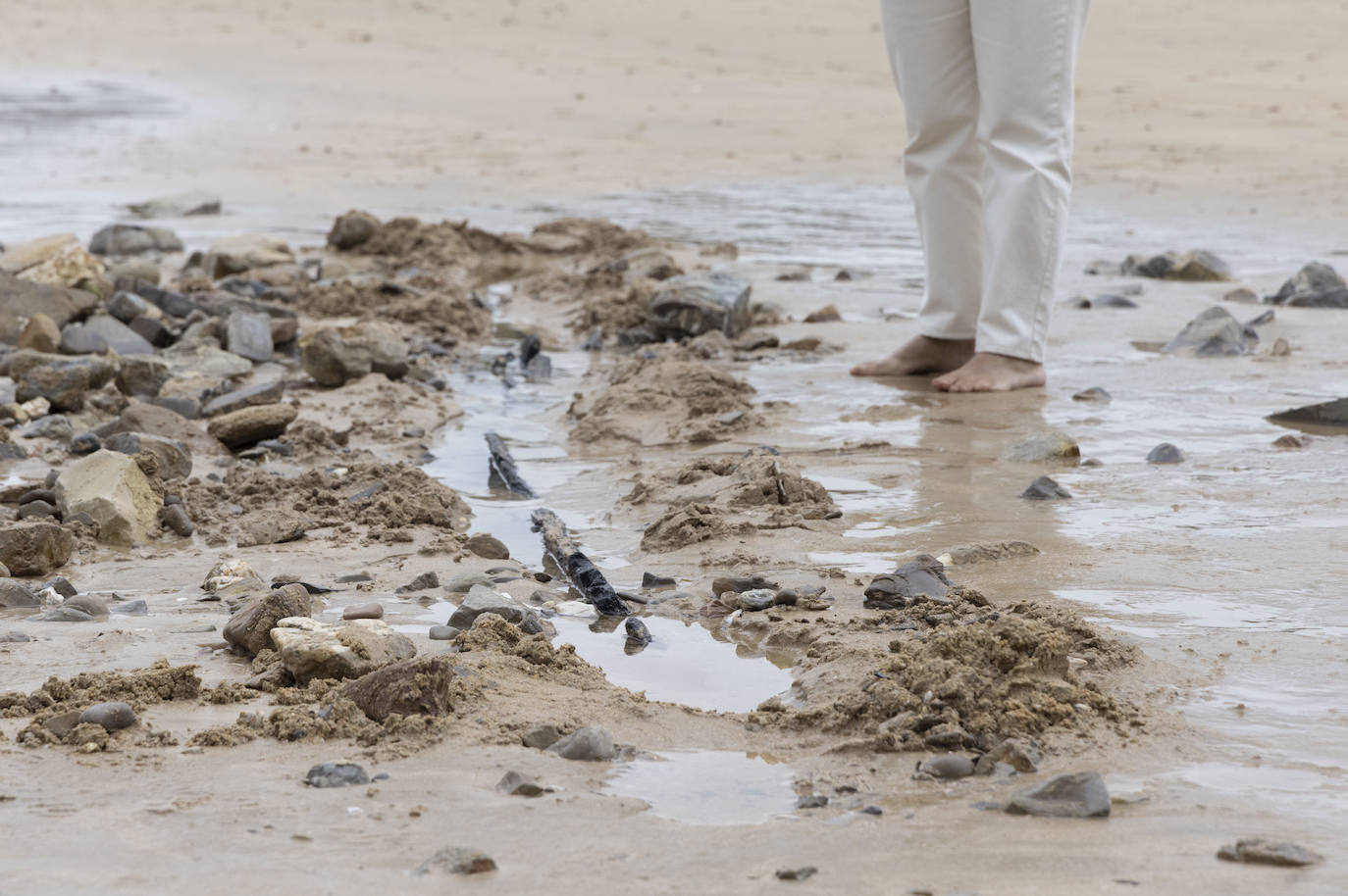 Las mejores imágenes del casco de un barco que ha aparecido en Ondarreta