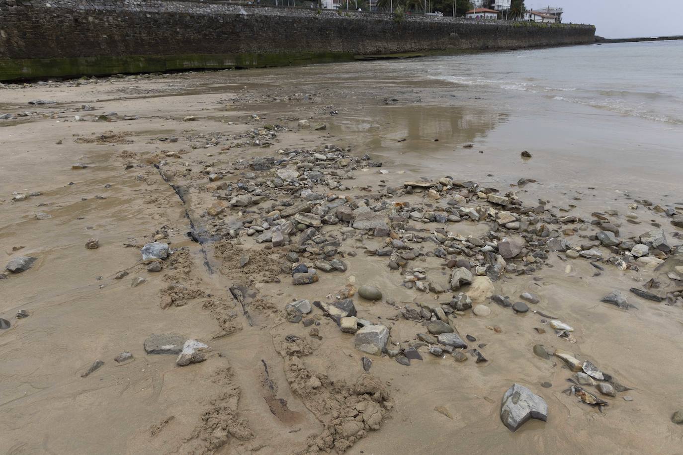 Las mejores imágenes del casco de un barco que ha aparecido en Ondarreta