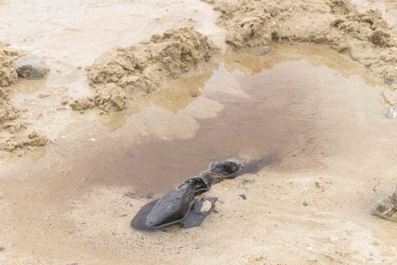 Las mejores imágenes del casco de un barco que ha aparecido en Ondarreta