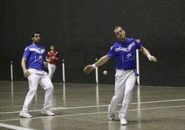 Laso golpea la pelota ante la mirada de Aranguren.