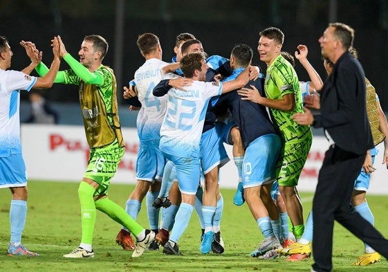 Los jugadores de San Marino celebran la victoria.