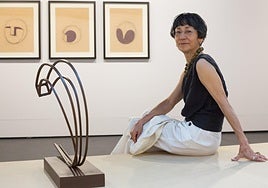 La escultora Agustina Otero en la exposición en el Museo Oteiza.