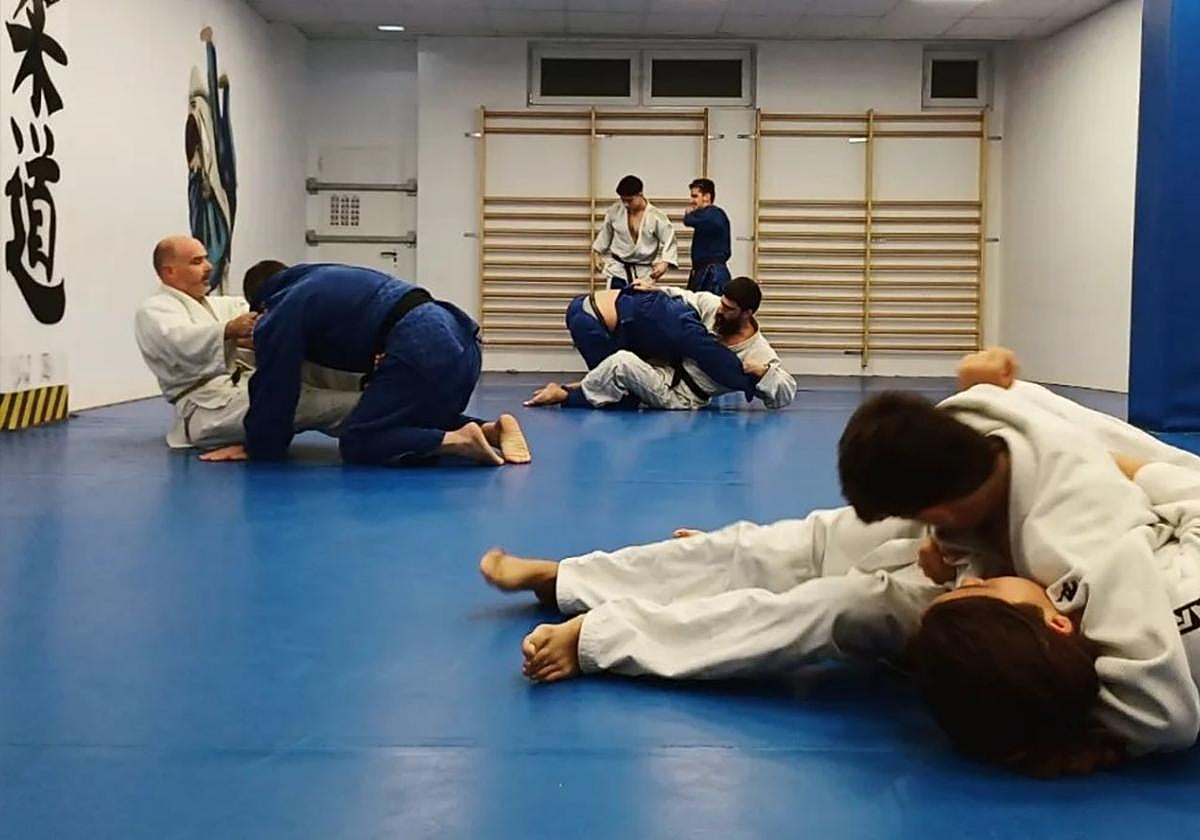 Varios alumnos practican ne-waza, una de las novedades que oferta el club de judo para sus alumnos.