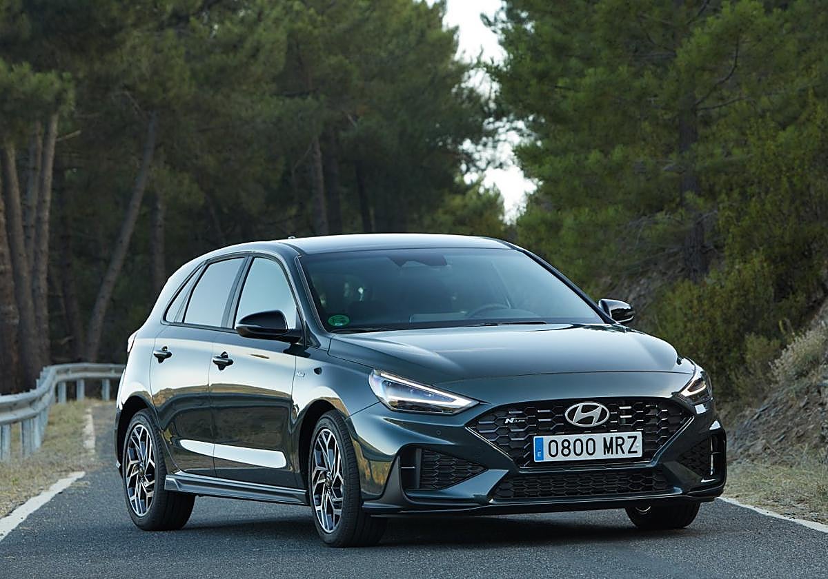 El nuevo Hyundai i30 mejora mucho con su puesta al día, incorporando variosmotores híbridos y etiqueta ECO de la DGT.