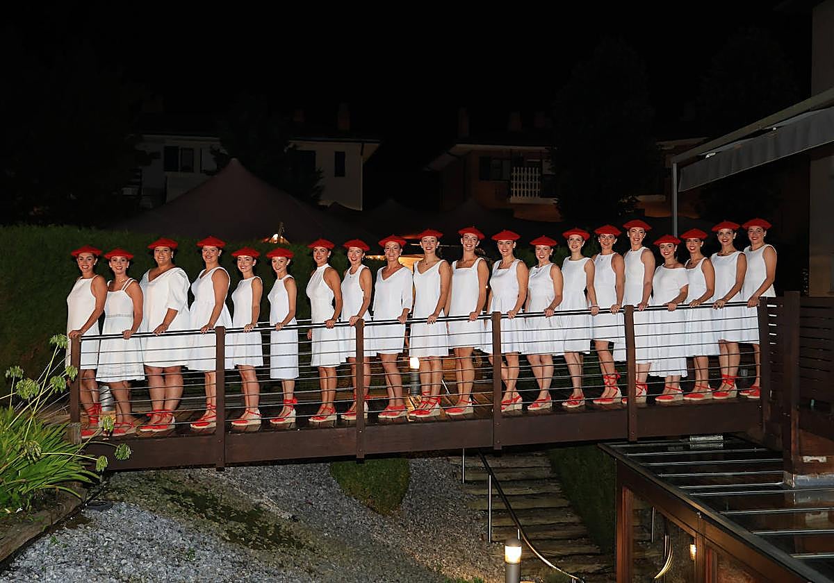 Las cantineras del alarde posaron en el hotel río Bidasoa pocos minutos antes de que empezara el desfile de presentación.