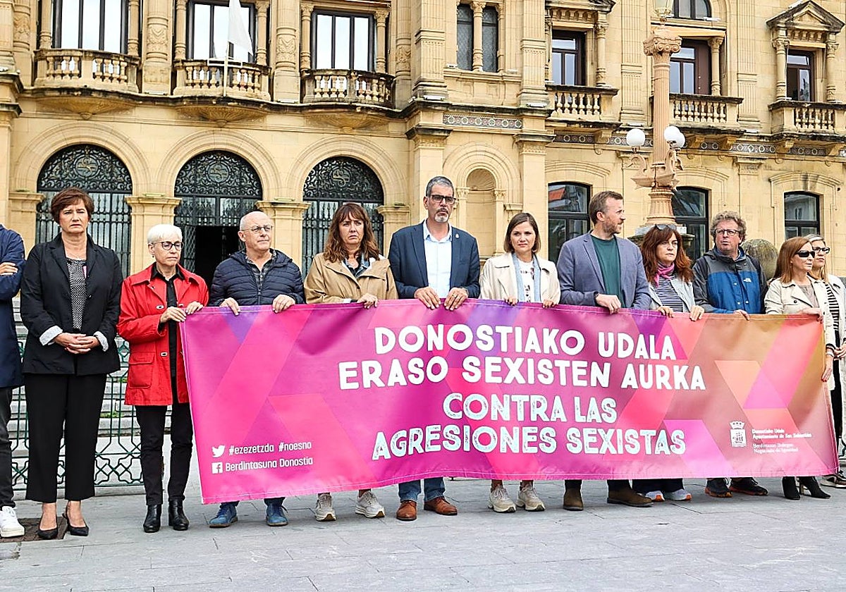 La Corporación municipal al completo se ha concentrado ante el ayuntamiento.