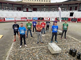 Los aspirantes posan en la plaza de Azpeitia.
