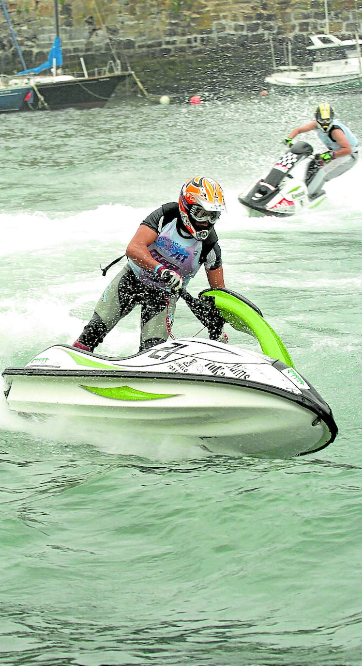 Motos acuáticas en aguas del puerto de Mutriku.