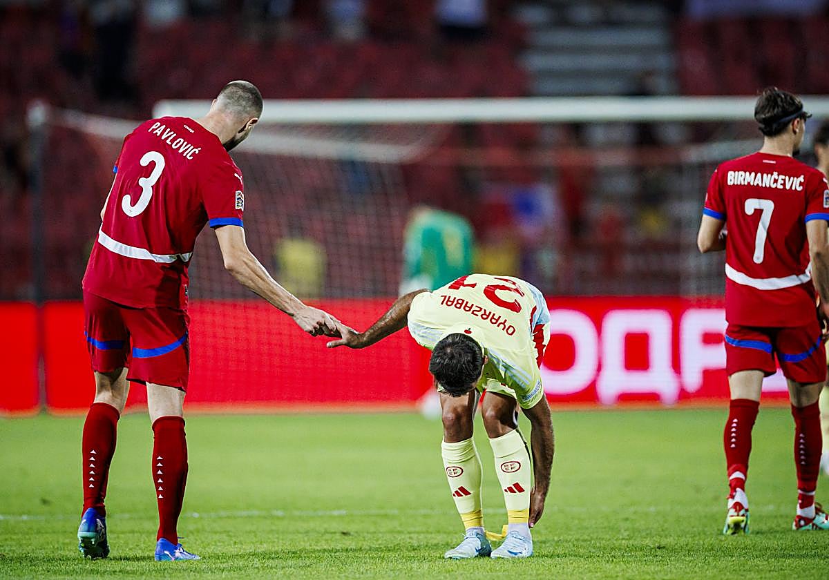 Oyarzabal se duele del tobillo izquierdo y es consolado por el serbio Pavlovic, con quien tuvo el encontronazo en el área.