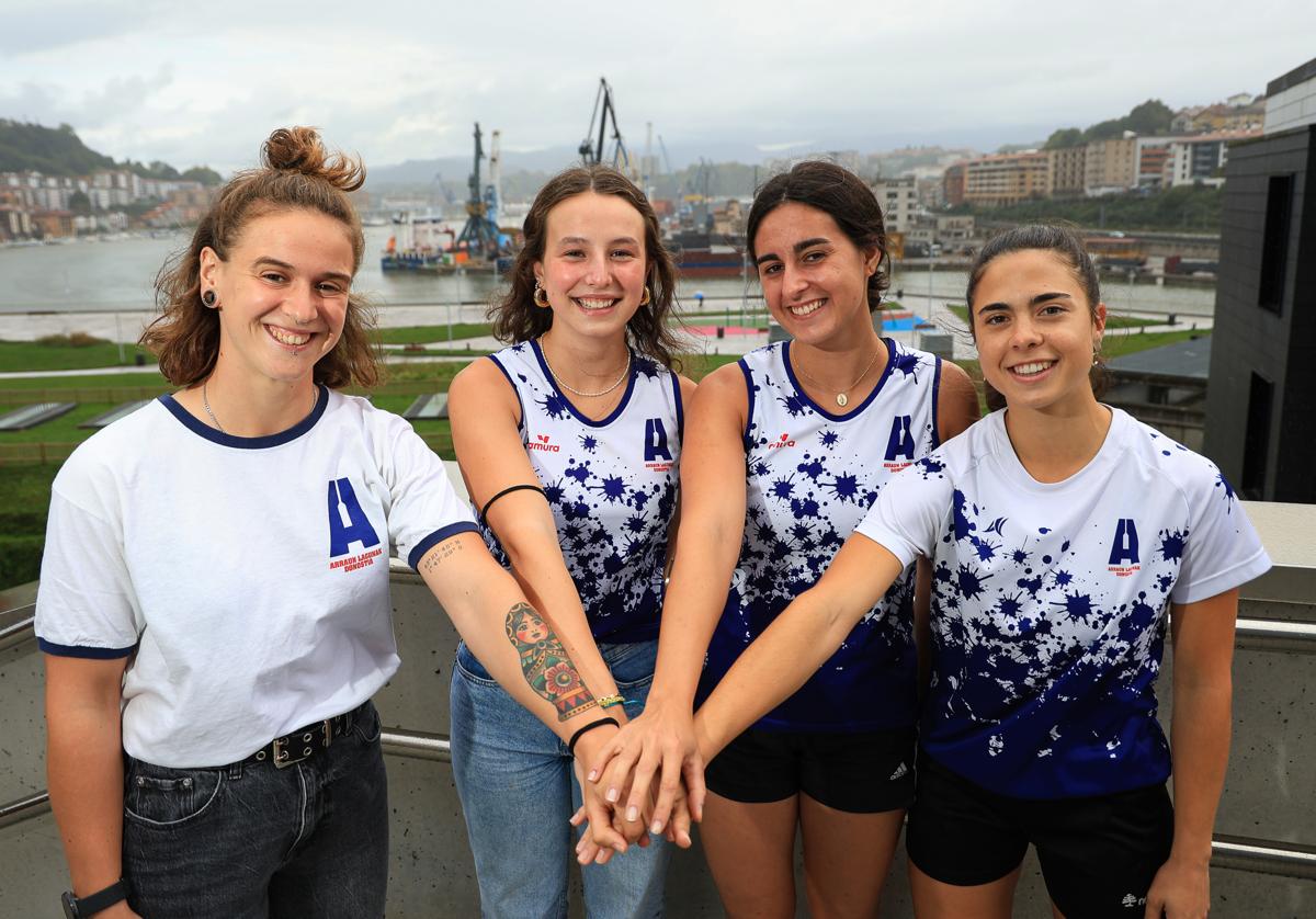 Xubane Uribarrena, Nahia Goenaga, Lucía Canal y Amaia Eguren esta semana antes de entrenar en Pasaia.