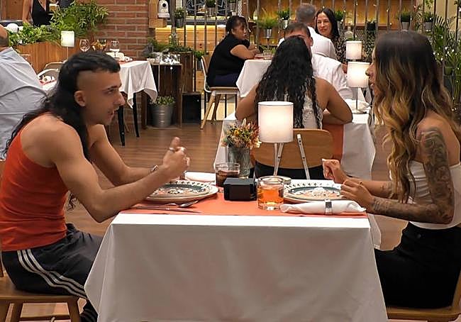 Arancha, junto a Italiano en la cita de 'First Dates'.