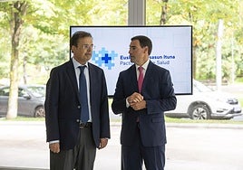 El consejero de Salud, Alberto Martínez, junto al lehendakari, Imanol Pradales, en la reunión de la mesa del Pacto Vasco de Salud este jueves.