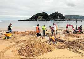 Los arqueólogos contaron ayer con la ayuda de una pequeña excavadora.
