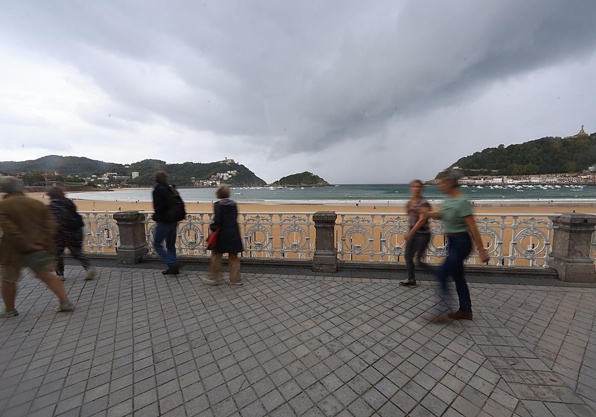 Las nubes negras han sido tónica predominante esta última semana en la costa guipuzcoana.