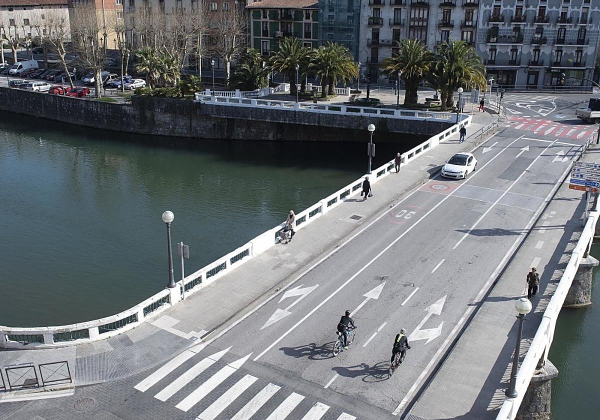 Cuenta atrás. Imagen aérea del actual puente Nuevo, que será sustituido otro que intentará guardar la máxima posible silimitud.