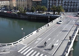 Cuenta atrás. Imagen aérea del actual puente Nuevo, que será sustituido otro que intentará guardar la máxima posible silimitud.