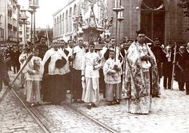 Procesión de la Virgen del Coro por la calle San Juan.