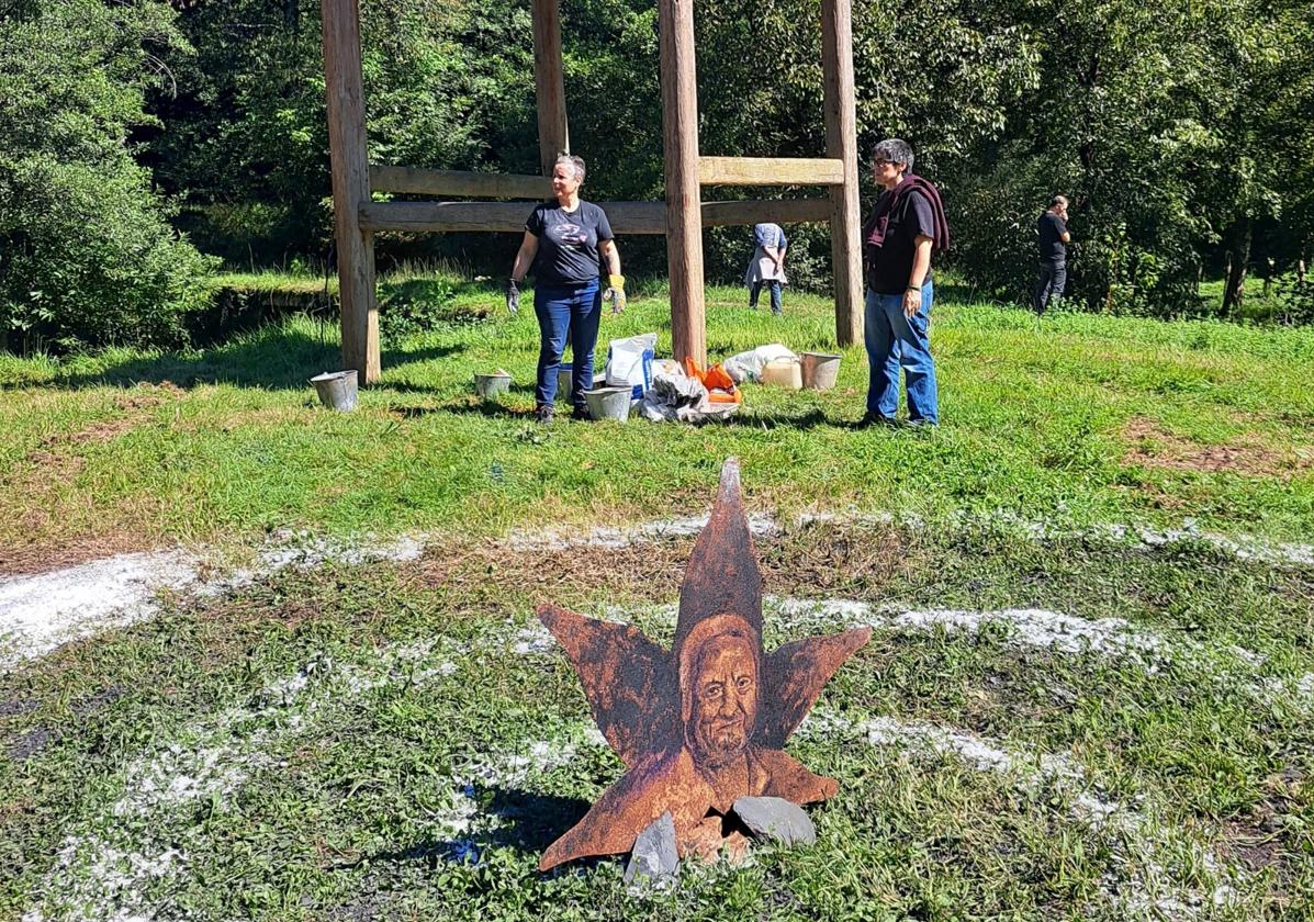 La escultura con la imagen de Koldobika Jauregi en el centro del mantra que organizaron este sábado ante la silla de Azken Muga.