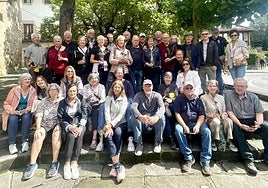 Una treintena de estadounidenses que vinieron a estudiar a Oñati en 1974 (media docena echaron raíces aquí) disfrutando ayer de un animado pintxo-pote repleto de anécdotas y recuerdos.