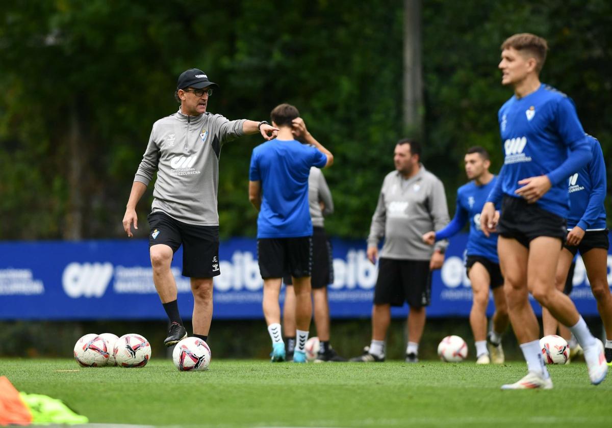 Joseba Etxeberria da instrucciones durante un entrenamiento en Atxabalpe.