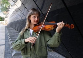 La violinista Nerea Arriola, en la sede de Musikene, en donde cursó estudios.