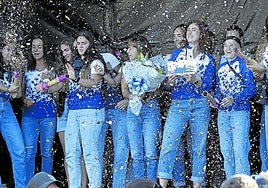 El inicio de las fiesta de Txomin tuvo unas invitadas de lujo. Una representación de las remeras de Arraun Lagunak acudió al barrio para lanzar el txupinazo que dio inicio a las fiestas. Después hubo espacio para la música, una cena popular y el toro de fuego. Para hoy una decena de actos organizados en el barrio