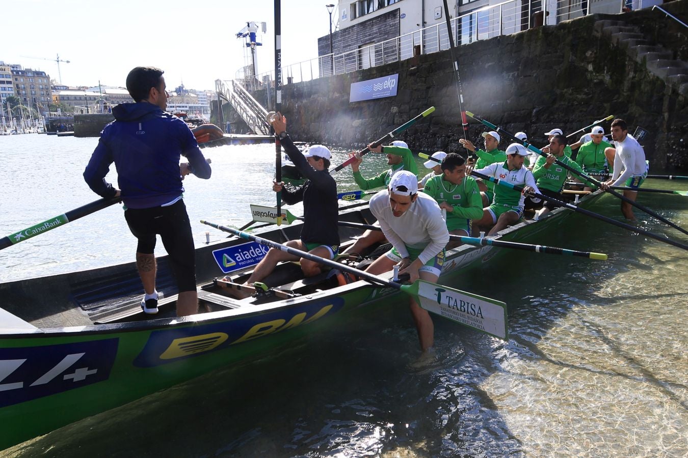 Las traineras calientan motores antes de la batalla en La Concha