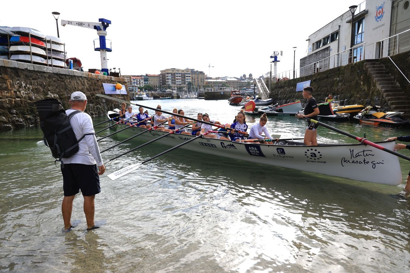 Las traineras calientan motores antes de la batalla en La Concha