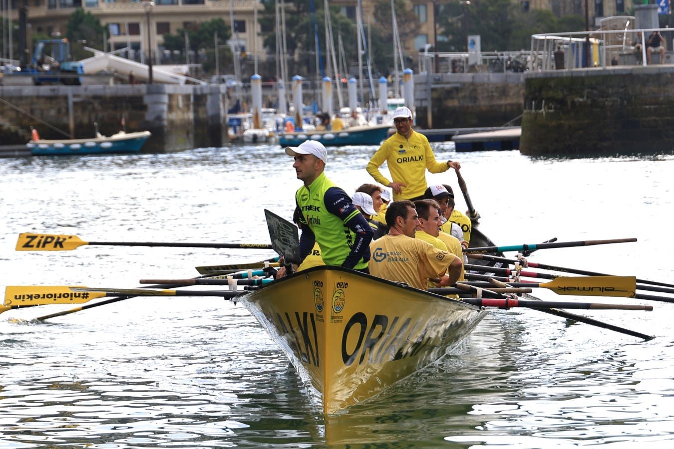 Las traineras calientan motores antes de la batalla en La Concha