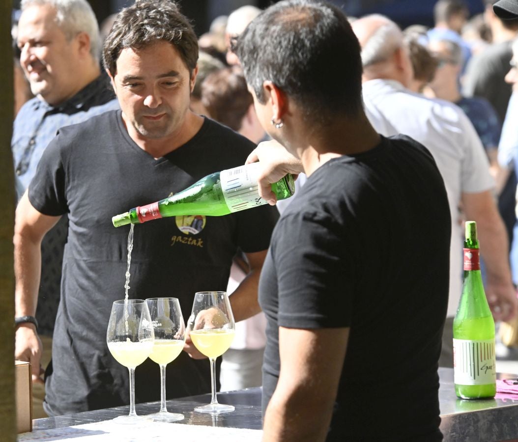 Gran ambiente en el Sagardo Eguna de Donostia