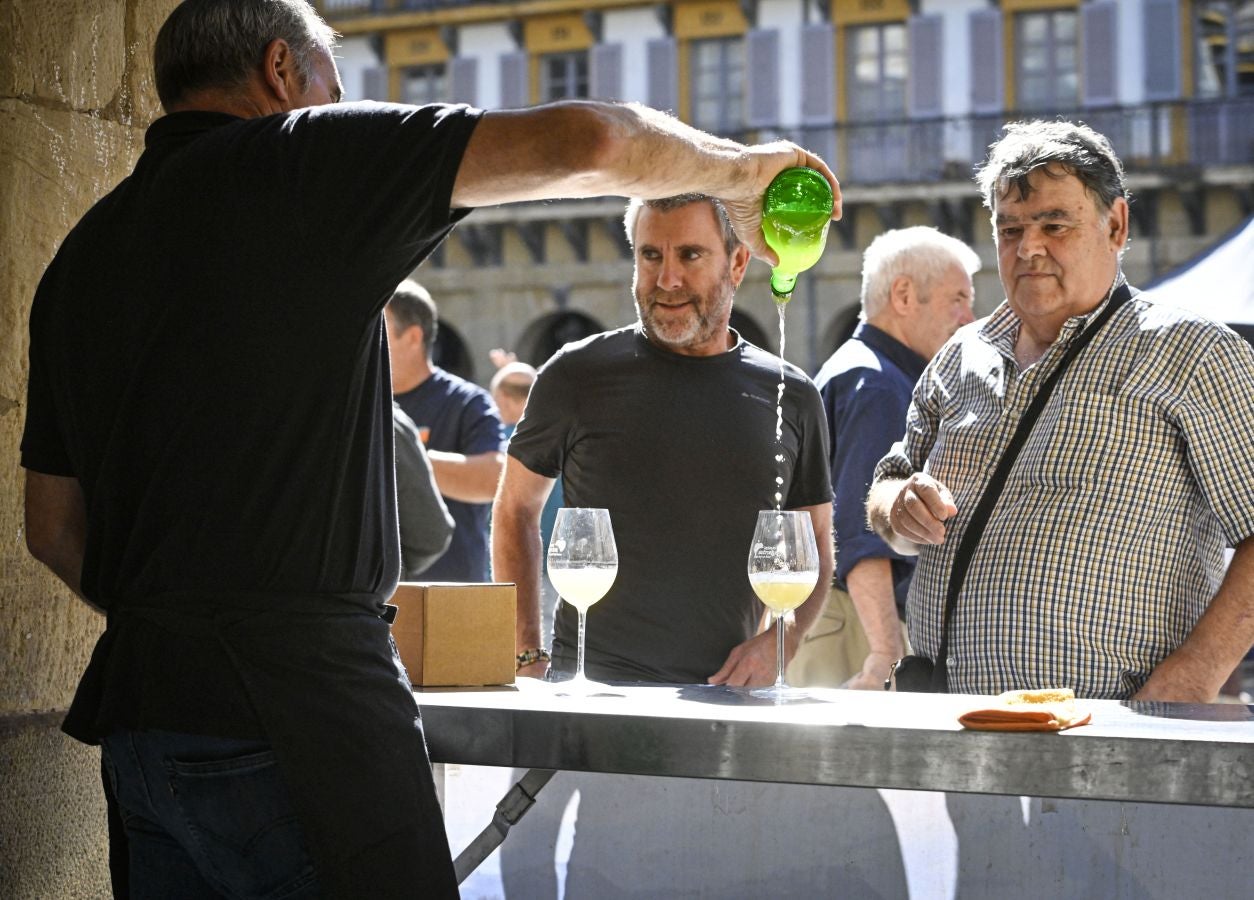 Gran ambiente en el Sagardo Eguna de Donostia