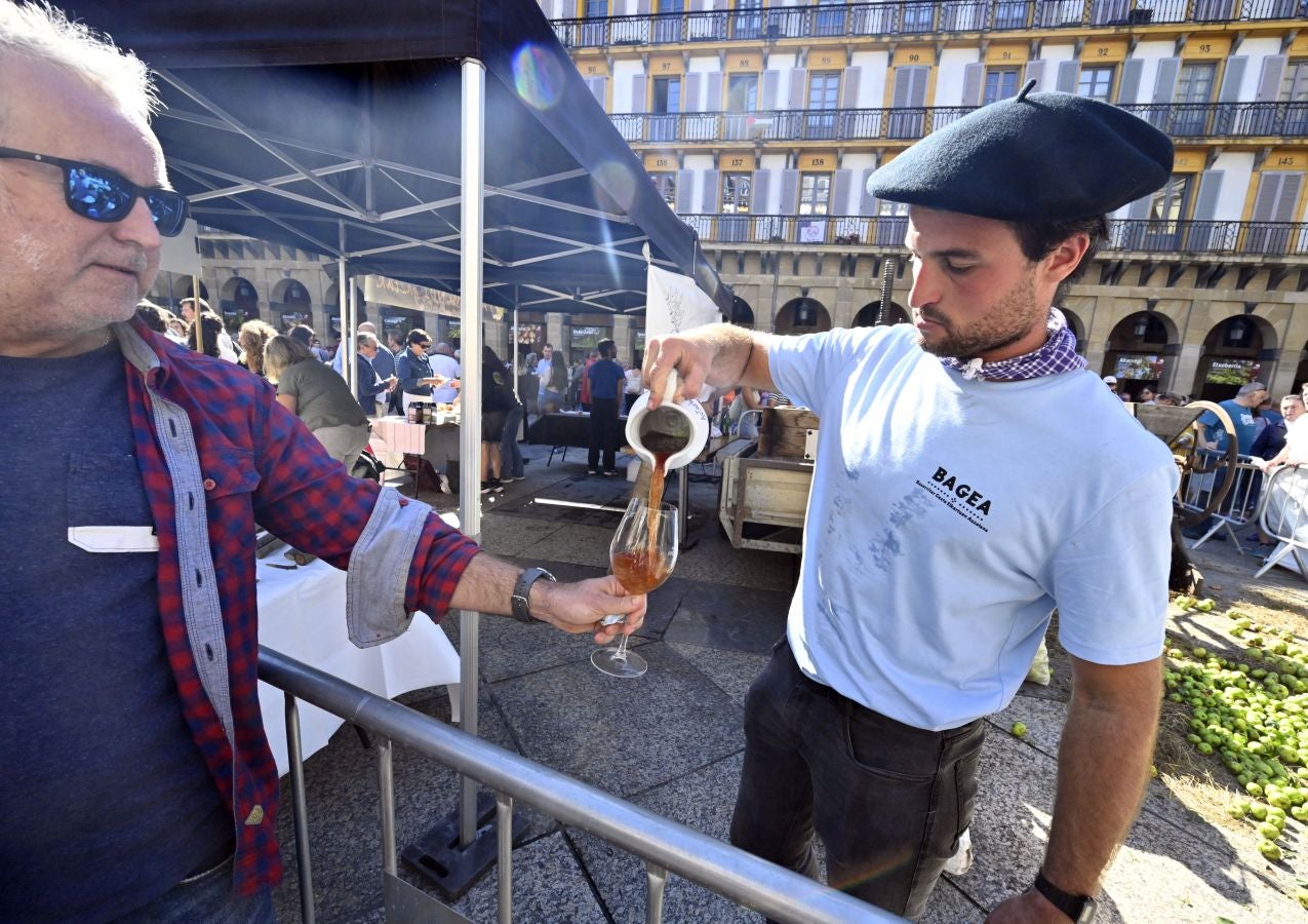 Gran ambiente en el Sagardo Eguna de Donostia
