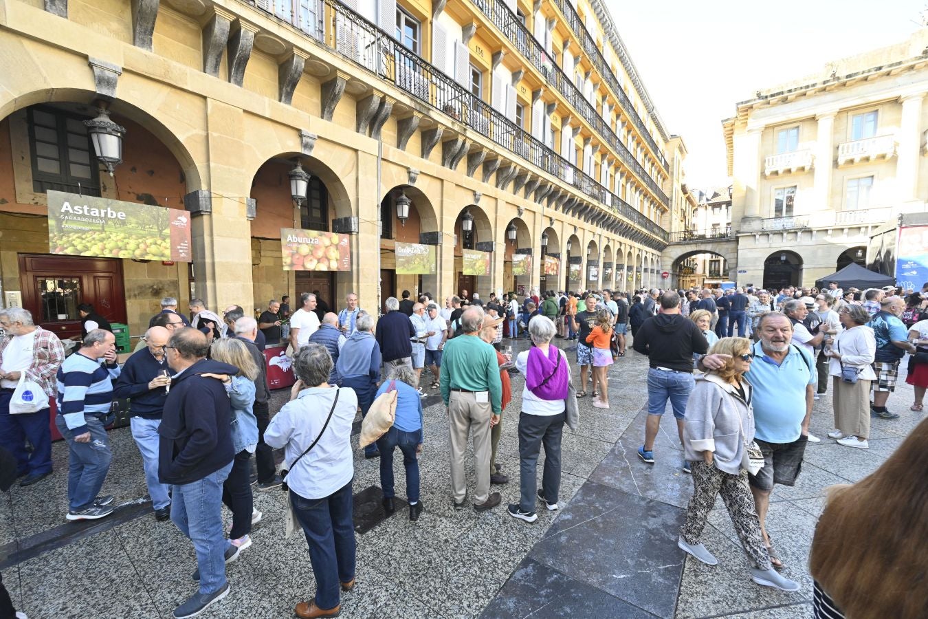 Gran ambiente en el Sagardo Eguna de Donostia