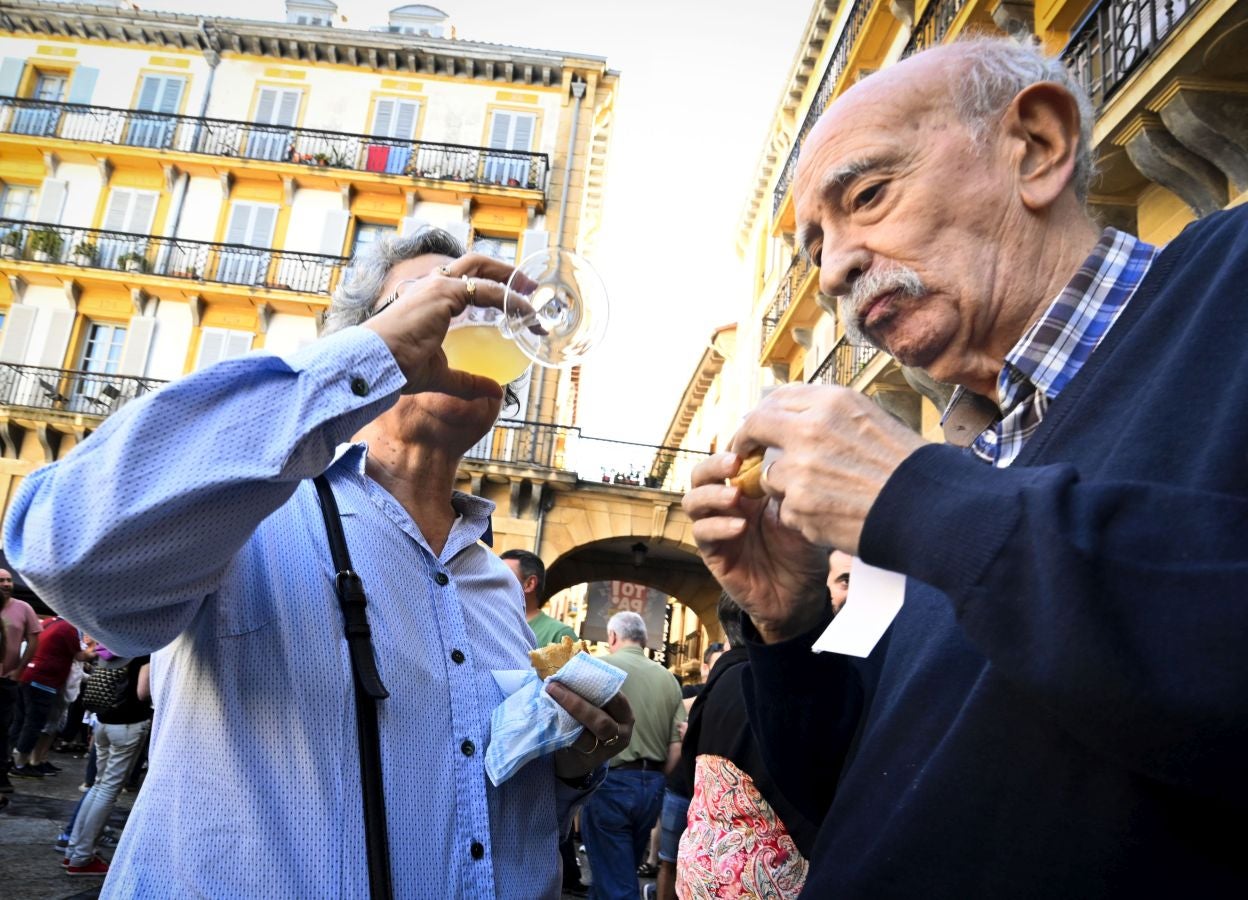 Gran ambiente en el Sagardo Eguna de Donostia