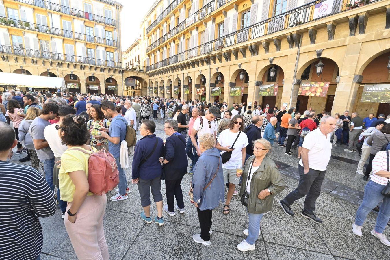 Gran ambiente en el Sagardo Eguna de Donostia