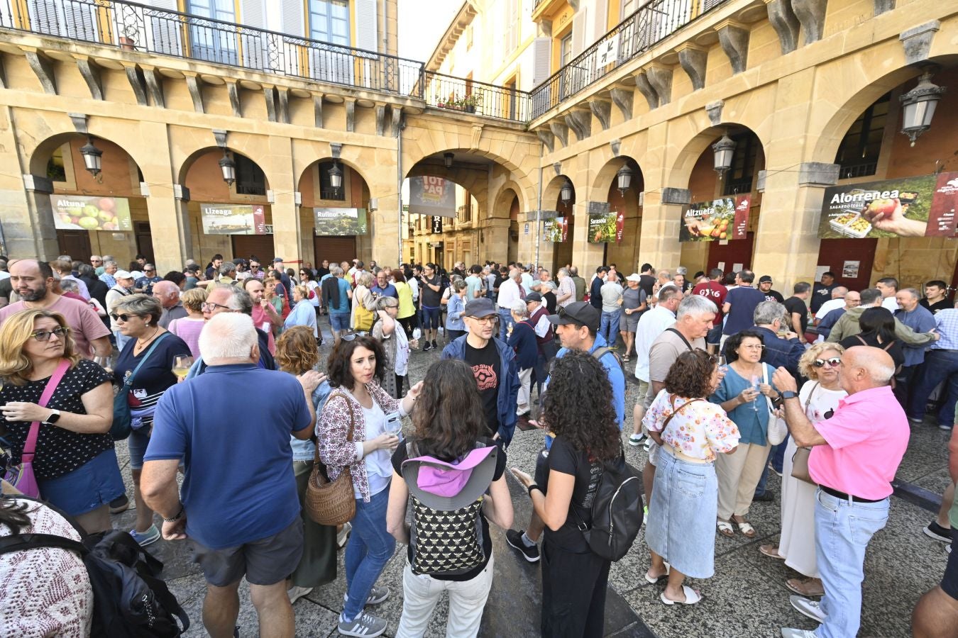 Gran ambiente en el Sagardo Eguna de Donostia