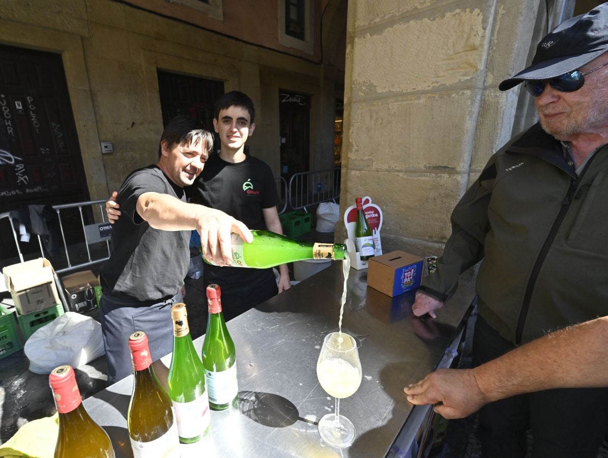 Gran ambiente en el Sagardo Eguna de Donostia
