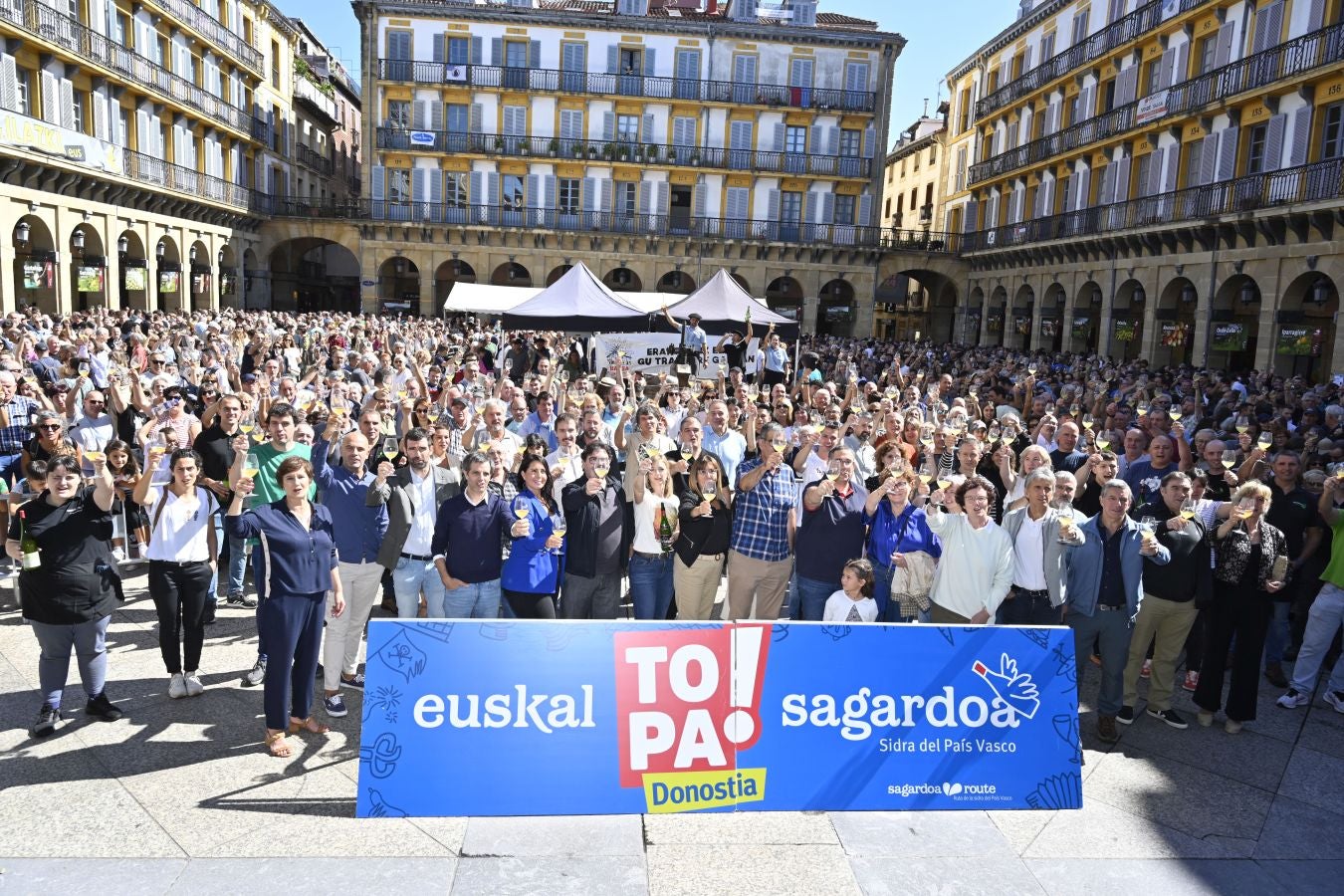 Gran ambiente en el Sagardo Eguna de Donostia