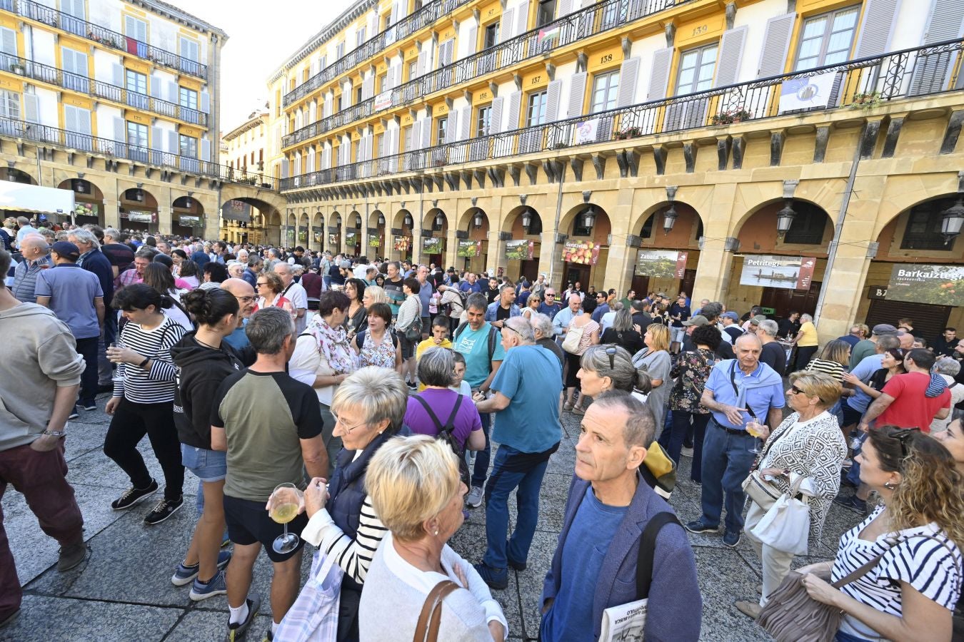 Gran ambiente en el Sagardo Eguna de Donostia