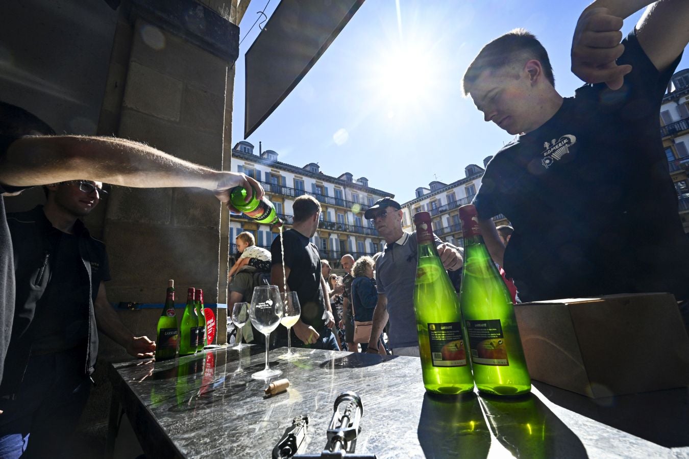 Gran ambiente en el Sagardo Eguna de Donostia